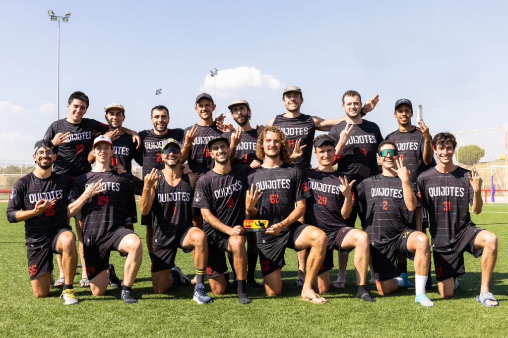 El equipo Quijotes posando con el trofeo tras ganar el tercer Campeonato de España consecutivo en CEU 2025
