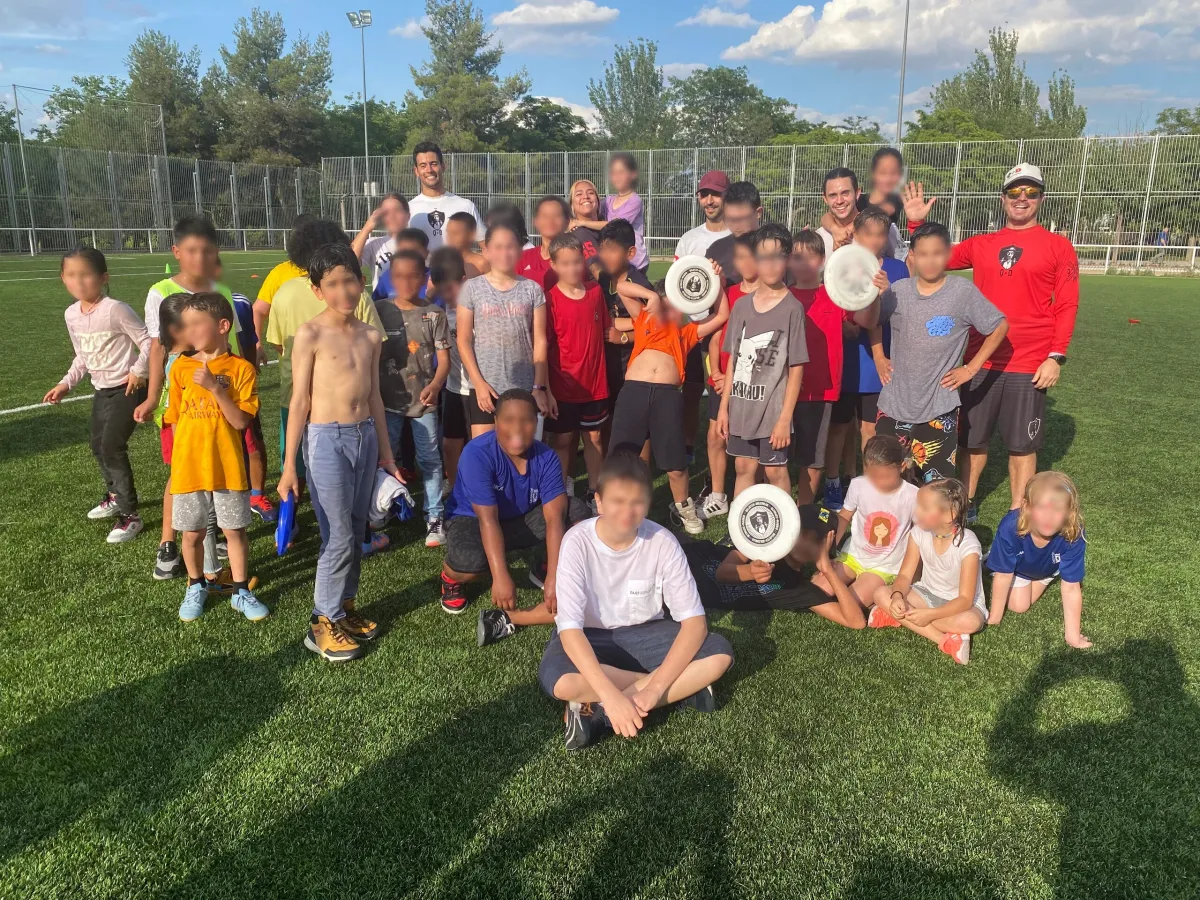 Alumnos de primaria jugando con disco
