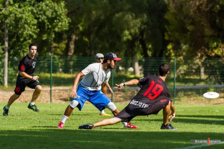 Defensor leyendo la cadera del cutter