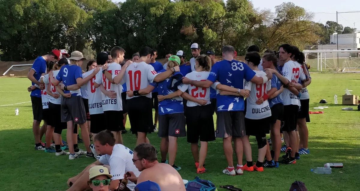Equipo de Ultimate Madrid en círculo con las manos al centro