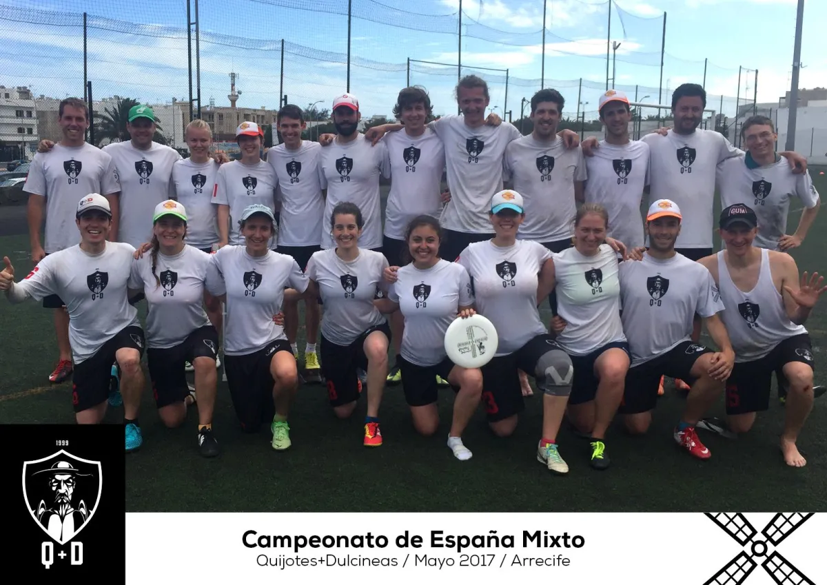 Equipo en el cerro tras campeonato
